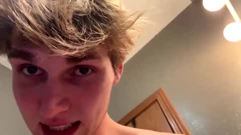 Snapshot of bigskinnyboyshh chatting on 12-27-24, 08:35 bigskinnyboyshh online show from 12-27-24, 08:35