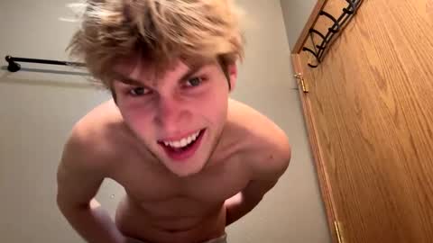 Snapshot of bigskinnyboyshh chatting on 12-31-24, 09:06 bigskinnyboyshh online show from 12-31-24, 09:06