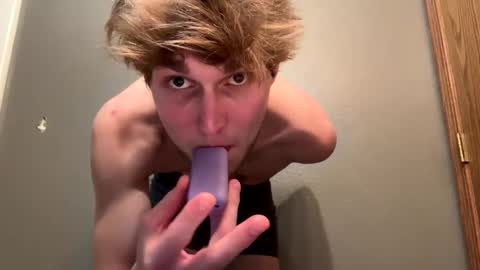 Snapshot of bigskinnyboyshh chatting on 01-16-25, 03:45 bigskinnyboyshh online show from 01-16-25, 03:45