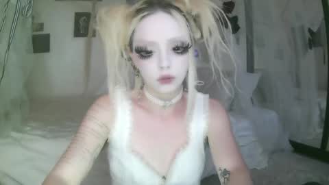 Snapshot of bl0odsyring3 chatting on 04-08-26, 06:08 vampire fang online show from 04-08-26, 06:08