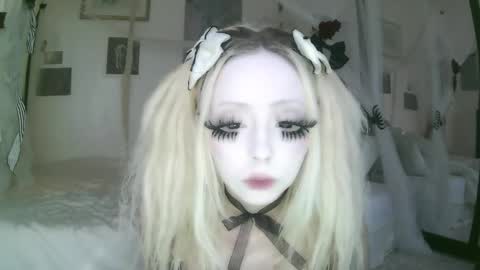 Snapshot of bl0odsyring3 chatting on 04-15-26, 06:15 vampire fang online show from 04-15-26, 06:15
