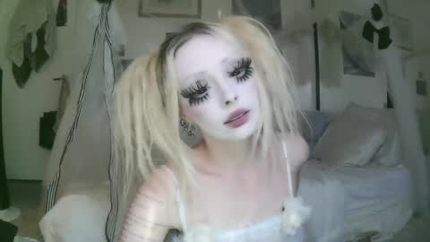 Snapshot of bl0odsyring3 chatting on 04-20-26, 06:53 vampire fang online show from 04-20-26, 06:53