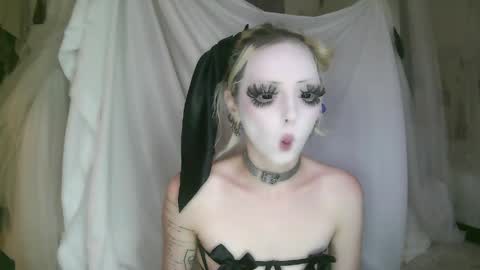 Snapshot of bl0odsyring3 chatting on 04-21-26, 06:12 vampire fang online show from 04-21-26, 06:12