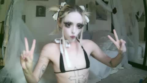 Snapshot of bl0odsyring3 chatting on 04-22-26, 04:52 vampire fang online show from 04-22-26, 04:52
