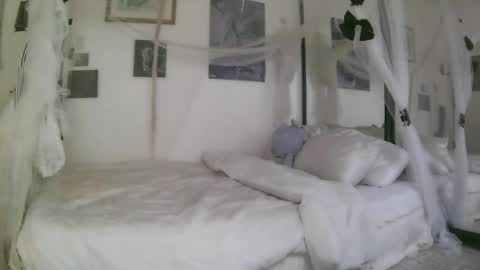 Snapshot of bl0odsyring3 chatting on 05-05-26, 05:54 vampire fang online show from 05-05-26, 05:54