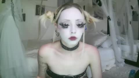 Snapshot of bl0odsyring3 chatting on 05-08-26, 05:40 vampire fang online show from 05-08-26, 05:40