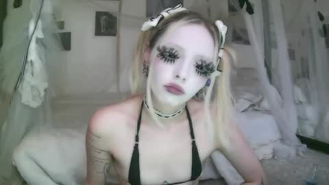 Snapshot of bl0odsyring3 chatting on 05-14-26, 06:58 vampire fang online show from 05-14-26, 06:58