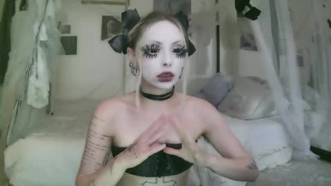 Snapshot of bl0odsyring3 chatting on 05-15-26, 07:54 vampire fang online show from 05-15-26, 07:54