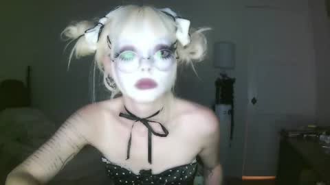 Snapshot of bl0odsyring3 chatting on 07-05-26, 07:15 vampire fang online show from 07-05-26, 07:15