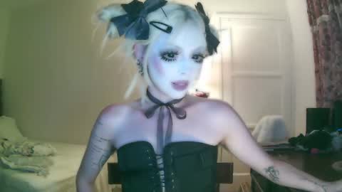 Snapshot of bl0odsyring3 chatting on 07-11-26, 03:20 vampire fang online show from 07-11-26, 03:20