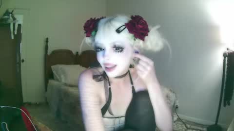 Snapshot of bl0odsyring3 chatting on 07-17-26, 02:40 vampire fang online show from 07-17-26, 02:40