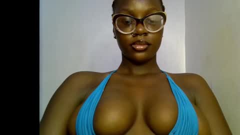 Snapshot of black_petitqueen12 chatting on 02-18-26, 07:04 BLACK online show from 02-18-26, 07:04