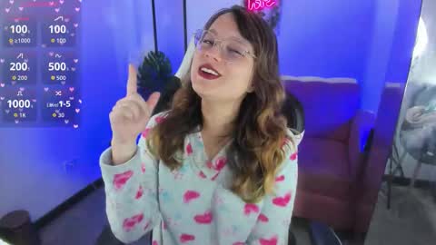 Snapshot of blackberry_s chatting on 10-19-25, 12:17 Sophie online show from 10-19-25, 12:17