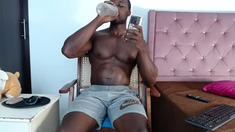 Twtter 1MikeBeckford            Onlyfns beckfordmike online show from 12-28-24, 07:33