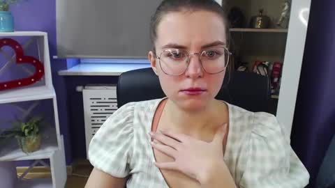 Z O E Y online show from 12-18-24, 09:14