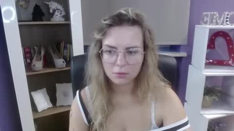 Z O E Y online show from 09-11-25, 04:23