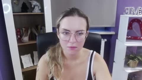 Z O E Y online show from 09-12-25, 04:23