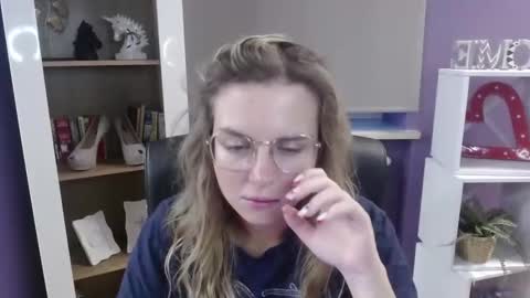 Z O E Y online show from 09-16-25, 04:35