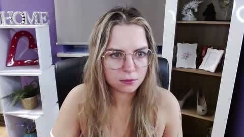 Z O E Y online show from 10-28-25, 05:44