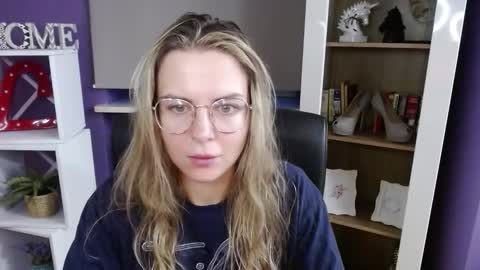 Z O E Y online show from 10-30-25, 05:42