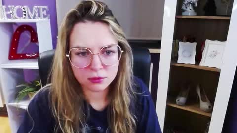 Z O E Y online show from 12-18-25, 06:08