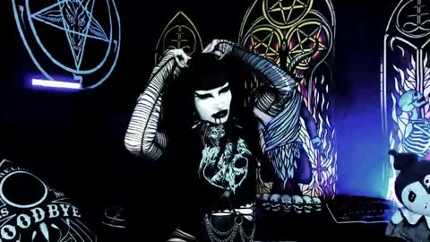 Snapshot of blasphemiangxrl chatting on 10-23-25, 08:24 online show from 10-23-25, 08:24