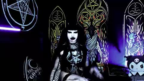 Snapshot of blasphemiangxrl chatting on 10-23-25, 09:13 online show from 10-23-25, 09:13