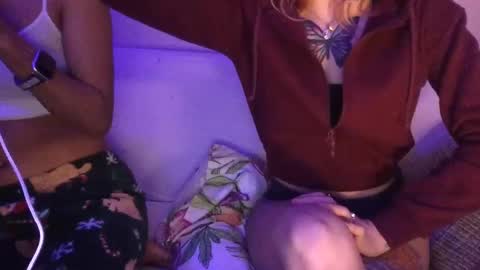 Snapshot of blaze2girls chatting on 12-06-24, 07:10 2girls1blunt online show from 12-06-24, 07:10