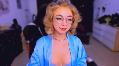 Nicole online show from 10-31-25, 04:35