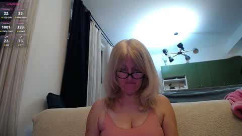 Snapshot of blond_woman chatting on 01-17-25, 08:33 Karina online show from 01-17-25, 08:33