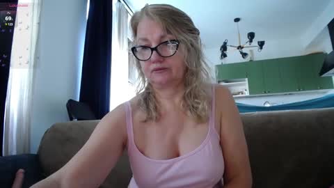 Snapshot of blond_woman chatting on 02-08-25, 11:44 Karina online show from 02-08-25, 11:44
