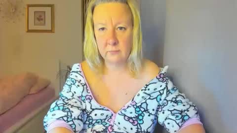 Snapshot of blonde_angel20 chatting on 01-04-25, 04:22 Nicole online show from 01-04-25, 04:22