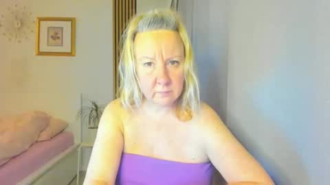 Snapshot of blonde_angel20 chatting on 01-04-25, 07:23 Nicole online show from 01-04-25, 07:23