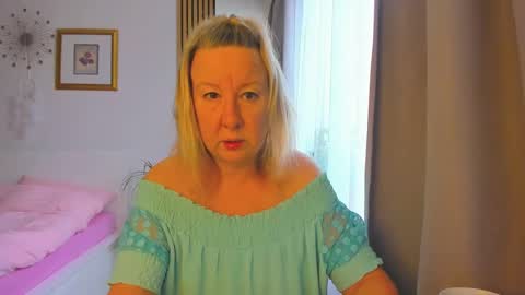 Snapshot of blonde_angel20 chatting on 01-05-25, 09:15 Nicole online show from 01-05-25, 09:15