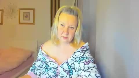 Snapshot of blonde_angel20 chatting on 01-05-25, 04:16 Nicole online show from 01-05-25, 04:16