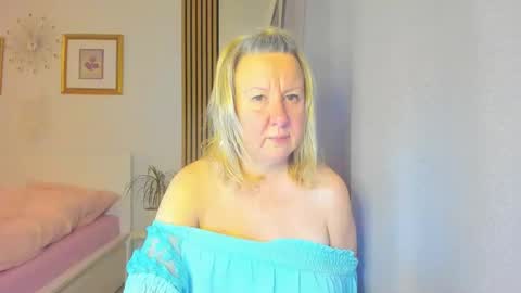 Snapshot of blonde_angel20 chatting on 01-05-25, 07:28 Nicole online show from 01-05-25, 07:28