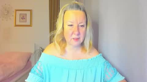 Snapshot of blonde_angel20 chatting on 01-06-25, 04:47 Nicole online show from 01-06-25, 04:47