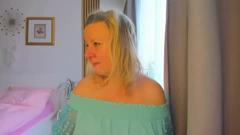 Snapshot of blonde_angel20 chatting on 01-06-25, 09:19 Nicole online show from 01-06-25, 09:19