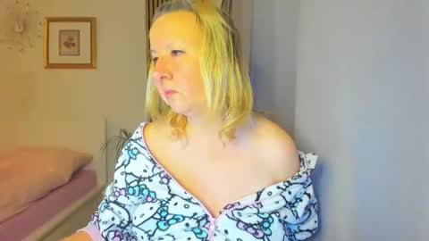 Snapshot of blonde_angel20 chatting on 01-06-25, 04:13 Nicole online show from 01-06-25, 04:13