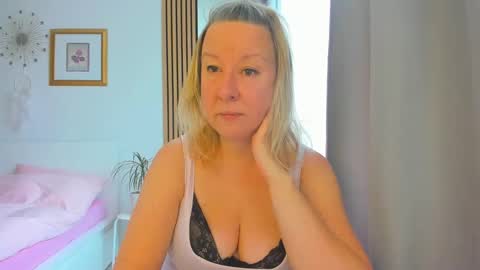 Snapshot of blonde_angel20 chatting on 01-07-25, 08:45 Nicole online show from 01-07-25, 08:45