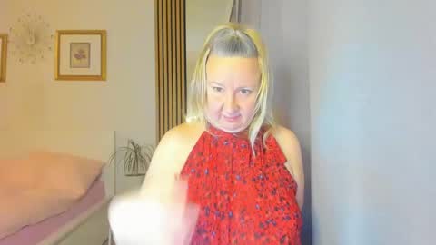 Snapshot of blonde_angel20 chatting on 01-07-25, 06:35 Nicole online show from 01-07-25, 06:35