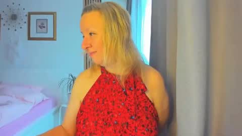 Snapshot of blonde_angel20 chatting on 01-08-25, 11:54 Nicole online show from 01-08-25, 11:54