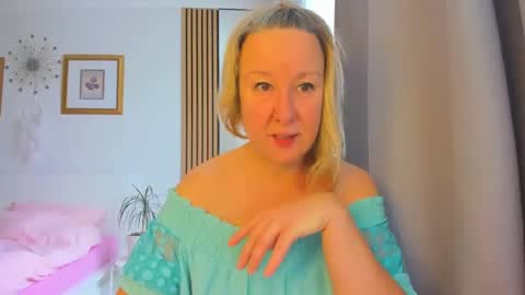 Snapshot of blonde_angel20 chatting on 01-09-25, 09:06 Nicole online show from 01-09-25, 09:06