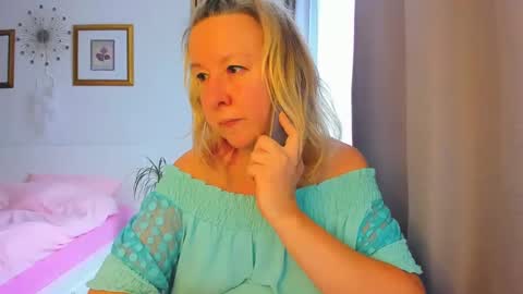 Snapshot of blonde_angel20 chatting on 01-09-25, 12:09 Nicole online show from 01-09-25, 12:09