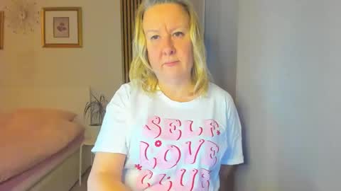 Snapshot of blonde_angel20 chatting on 01-09-25, 05:00 Nicole online show from 01-09-25, 05:00