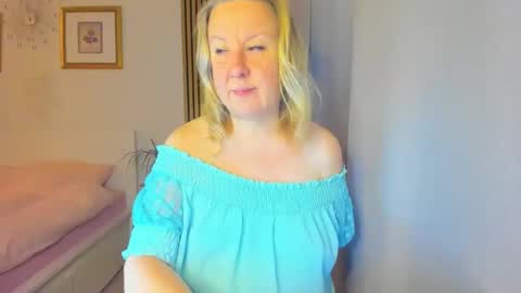 Snapshot of blonde_angel20 chatting on 01-10-25, 05:15 Nicole online show from 01-10-25, 05:15