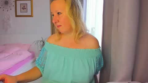 Snapshot of blonde_angel20 chatting on 01-10-25, 09:23 Nicole online show from 01-10-25, 09:23