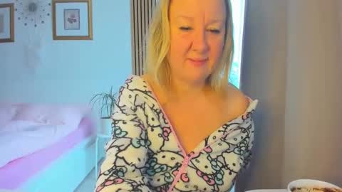 Snapshot of blonde_angel20 chatting on 01-11-25, 09:15 Nicole online show from 01-11-25, 09:15