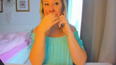 Snapshot of blonde_angel20 chatting on 01-15-25, 09:35 Nicole online show from 01-15-25, 09:35