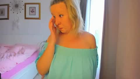 Snapshot of blonde_angel20 chatting on 01-17-25, 09:28 Nicole online show from 01-17-25, 09:28